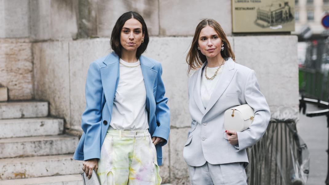 γυναίκες στην εβδομάδα μόδας με λευκά τοπ και σακάκια