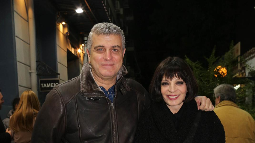 Ο Βλαδίμηρος Κυριακίδης με καφέ μπουφάν και η Έφη Μουρίκη με μαύρο παλτό