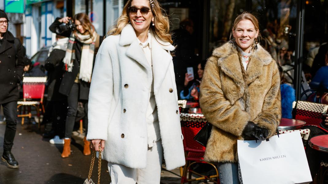 γυναίκες περπατούν με παλτό και τσάντες στην εβδομάδα μόδας