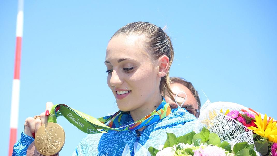 Η Άννα Κορακάκη φορά τα μετάλλια και κρατά λουλούδια