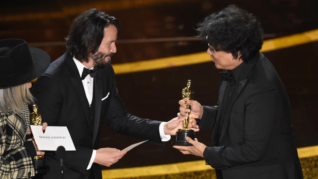 O Bονγ Joon Hο παρέλαβε τον βραβείο του από τον Keanu Reeves και Diane Keaton 