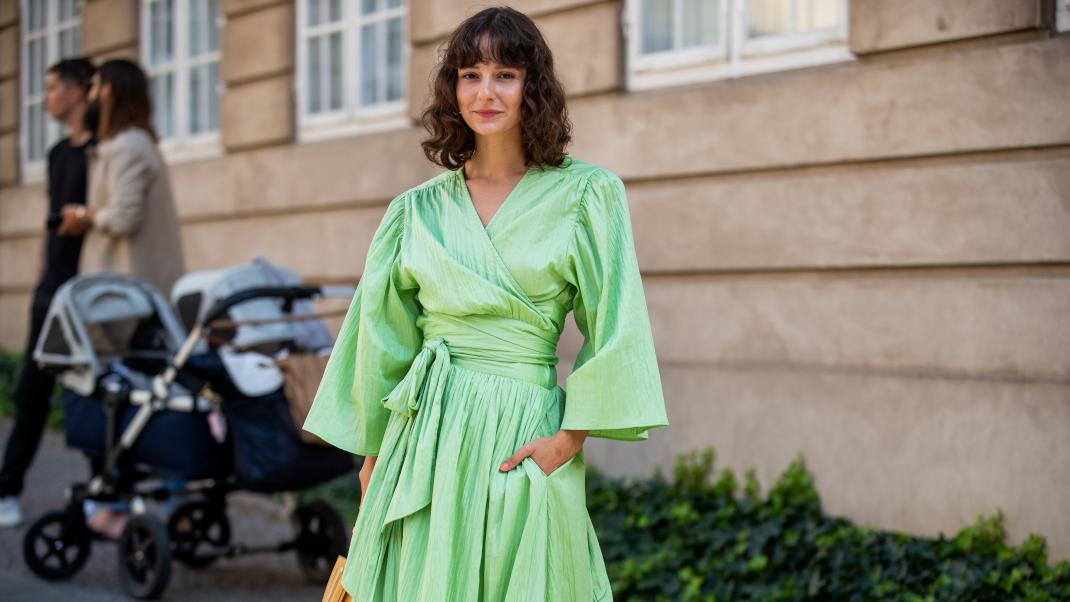 γυναίκα με πράσινο φόρεμα στην εβδομάδα μόδας