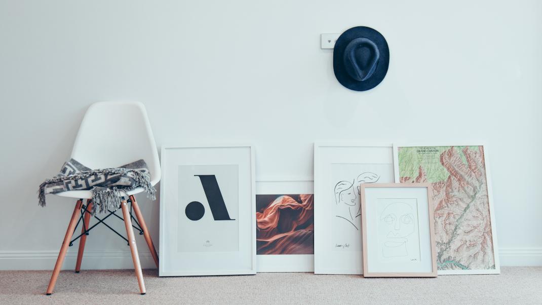 Πίνακες, καρέκλα, καπέλο σε διαμέρισμα 