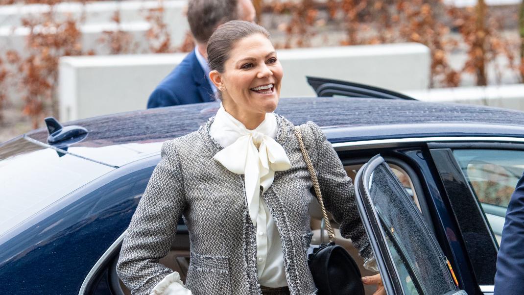 η πριγκίπισσα Βικτόρια της Σουηδίας βγαίνει από αυτοκίνητο με φούστα και πουκάμισο
