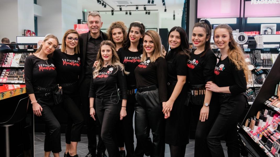 Ο Γιώργος Βερύκιος (General Manager Sephora Greece) με όλο το team του νέου καταστήματος Sephora Monastiraki.