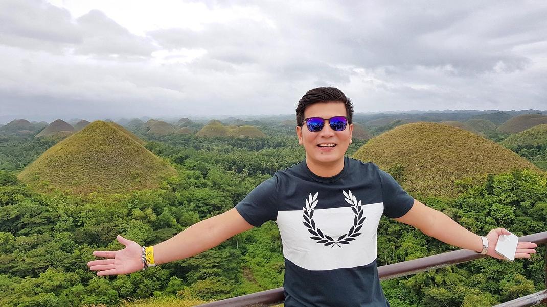 Άνδρας από τις Φιλιππίνες με κοντομάνικο μπλουζάκι και γυαλιά ηλίου