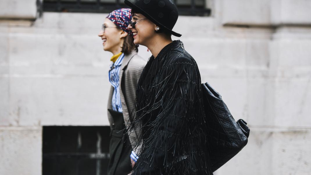 γυναίκες περπατούν με τσάντες στην εβδομάδα μόδας