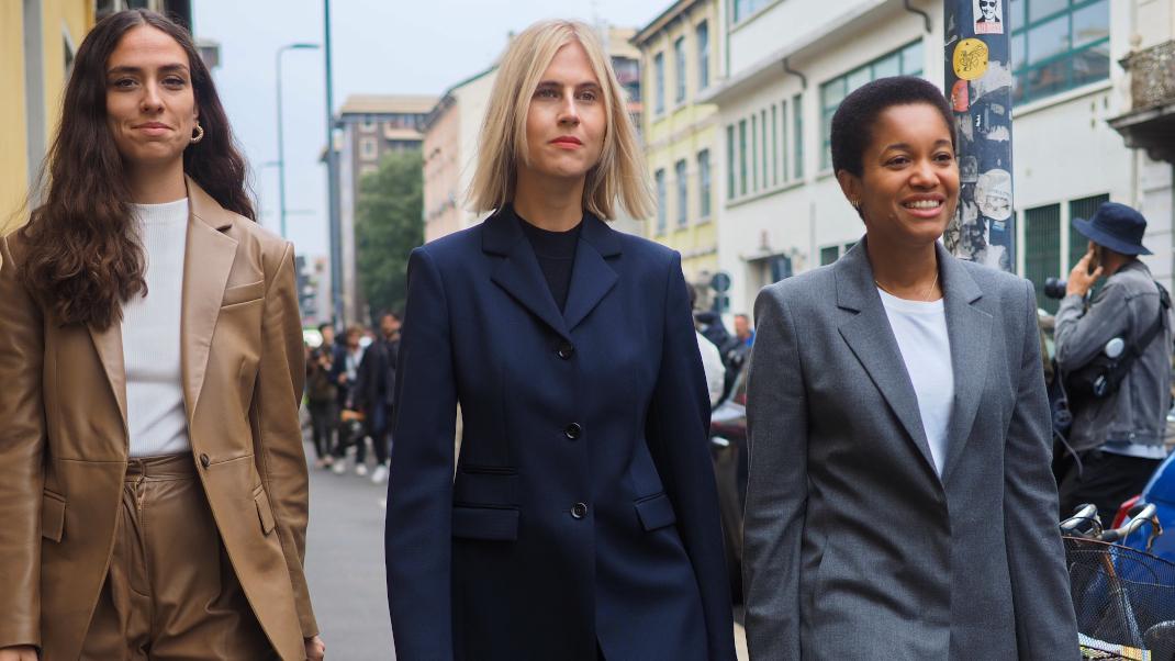 γυναίκες περπατούν με κοστούμι στην εβδομάδα μόδας