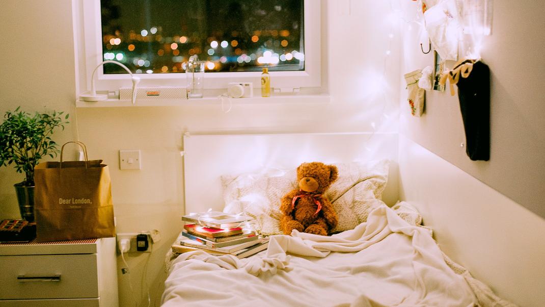 Παιδικό δωμάτιο με κρεβάτι και αρκουδάκι, φωτάκια, γραφείο