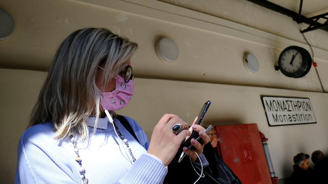 Γυναίκα με μάσκα στο Μοναστηράκι 