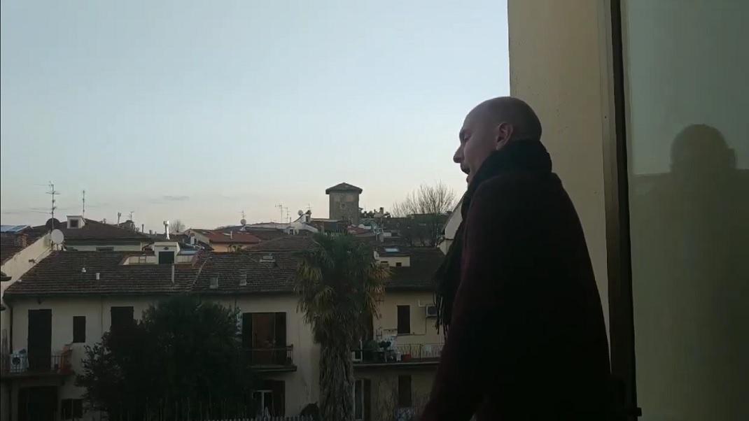 Ιταλός τενόρος τραγουδά από το μπαλκόνι του