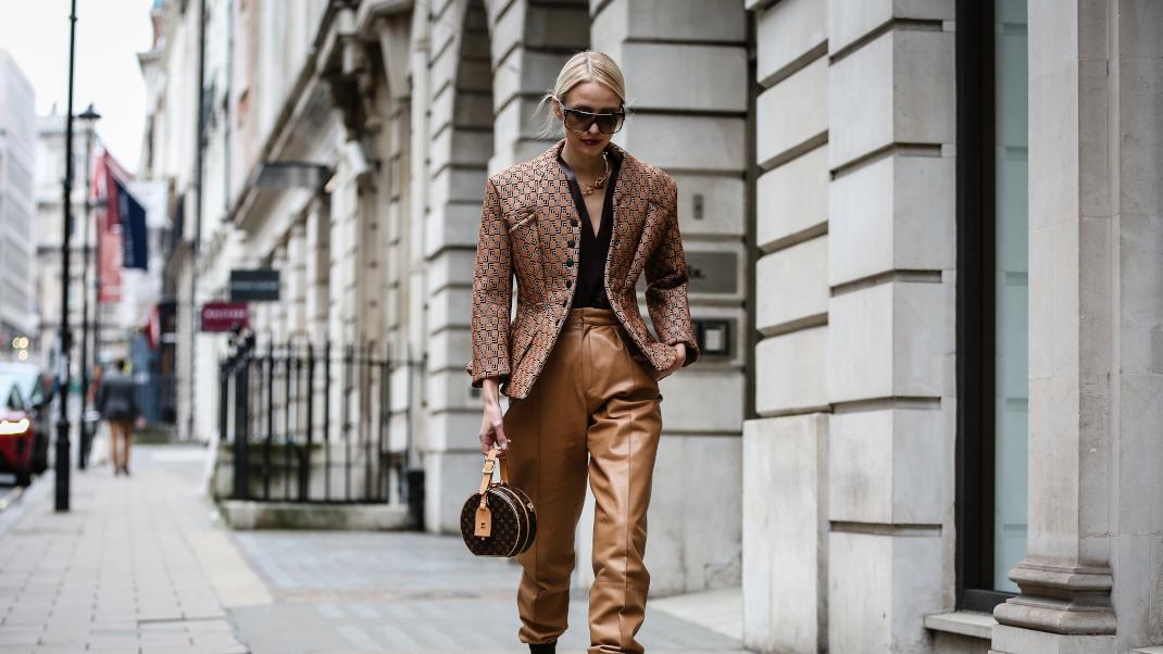 H Leonie Hanne με σακάκι και δερμάτινο παντελόνι στο δρόμο