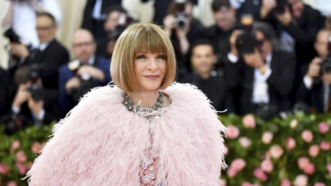 Anna Wintour με ροζ πούπουλα στο Meta Gala 