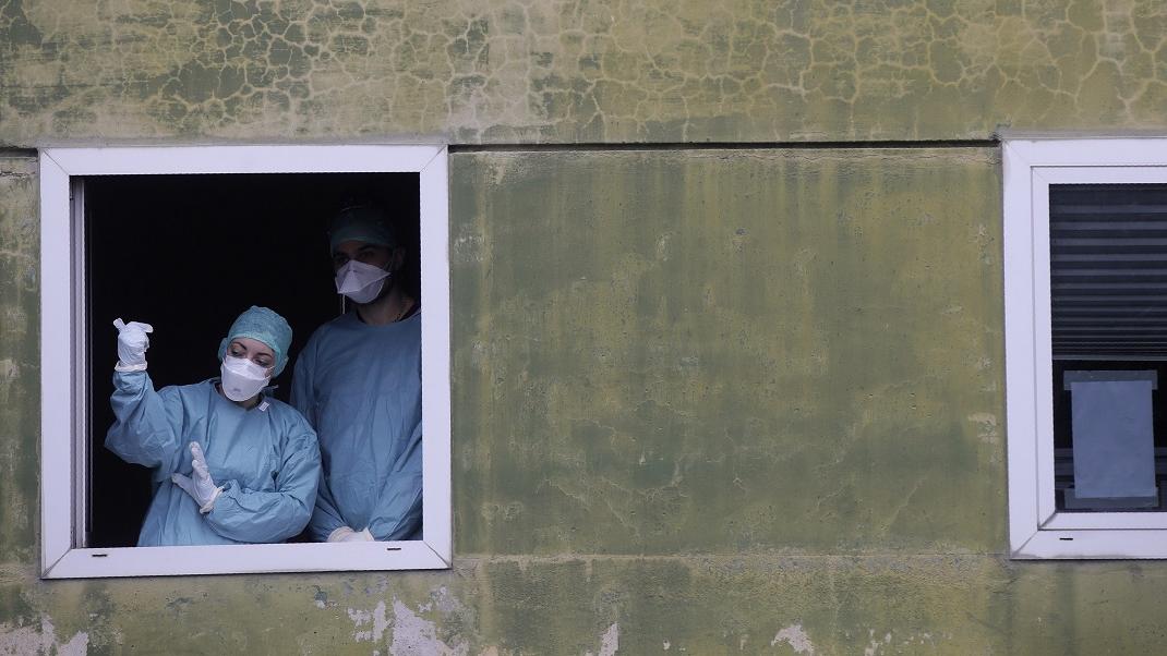 γιατροί σε νοσοκομείο της Ιταλίας με μάσκα