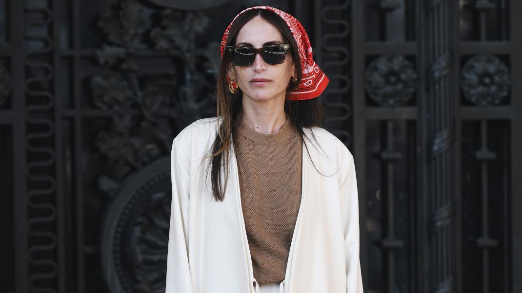 γυναίκα με μαντήλι και γυαλιά στην εβδομάδα μόδας