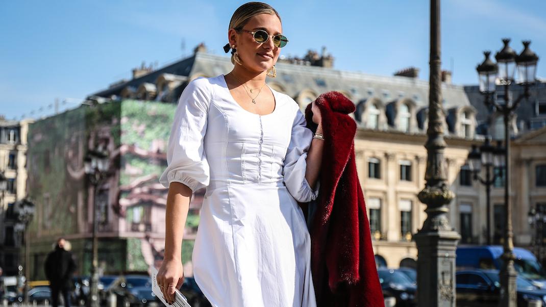 γυναίκα με λευκό φόρεμα και γυαλιά στην εβδομάδα μόδας