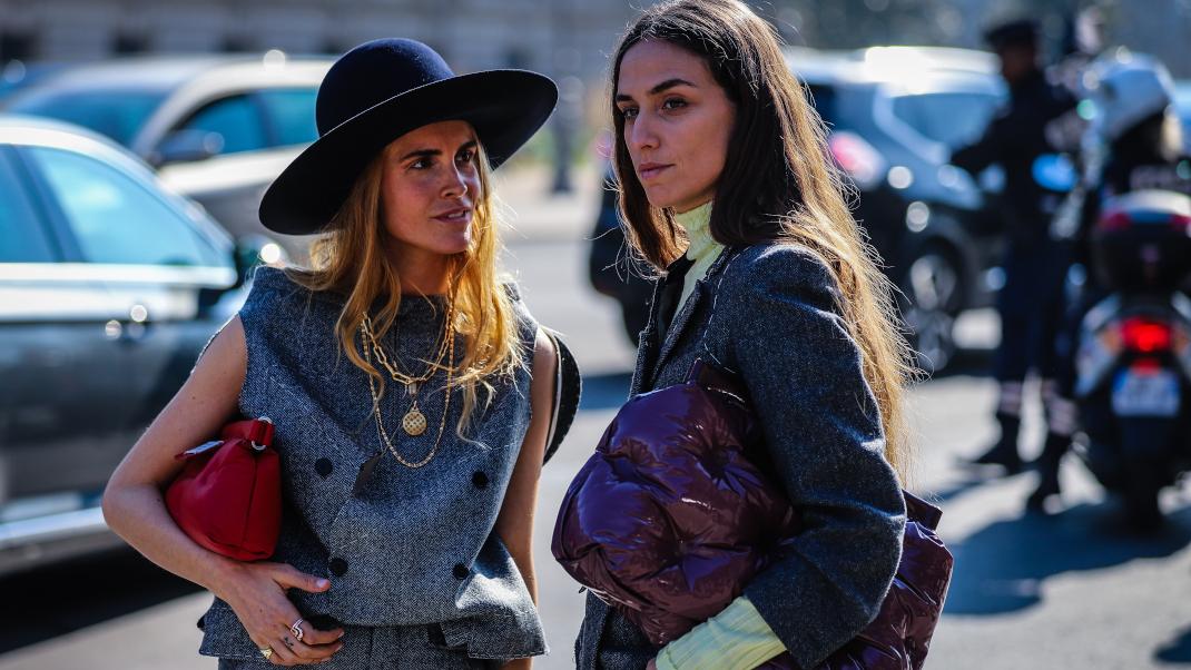 γυναίκες συζητούν με σακάκι και καπέλο στην εβδομάδα μόδας