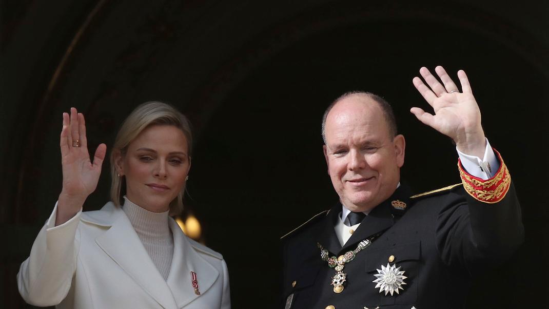 Πριγκίπισσα Σαρλίν και πρίγκιπας Αλβέρτος του Μονακό σε μπαλκόνι χαιρετούν