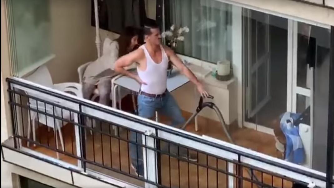 Ισπανός στο μπαλκόνι χορεύει Queen 