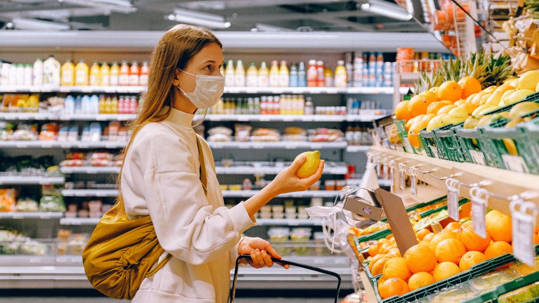 Γυναίκα με λεμόνι στο χέρι στο σούπερ μάρκετ 