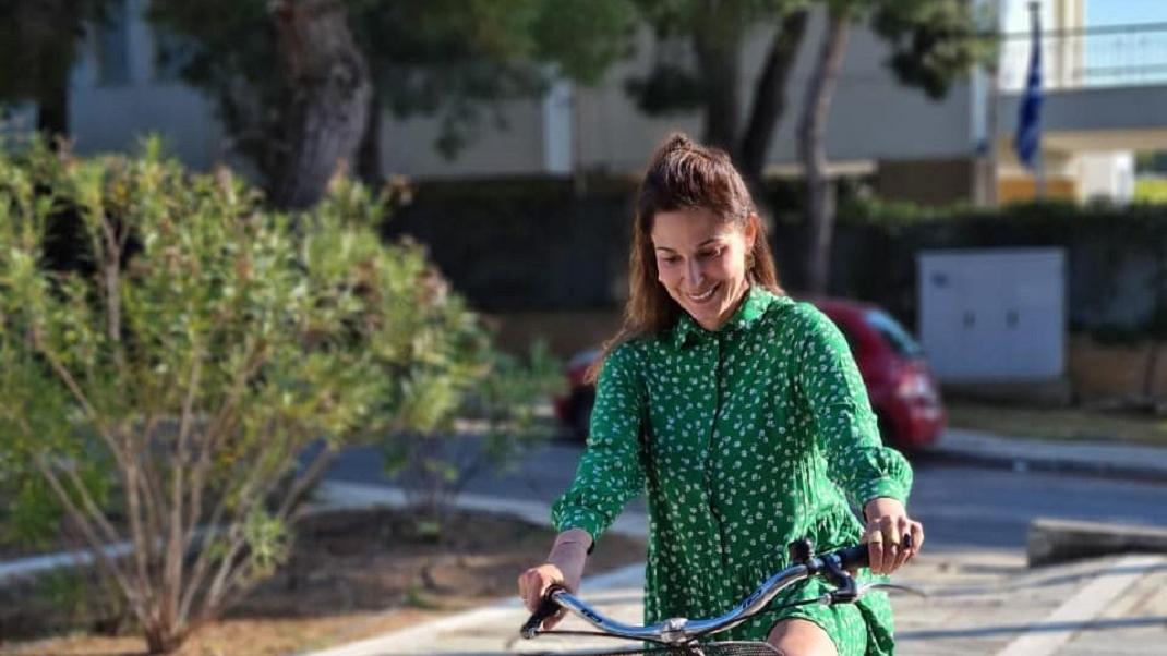 Η Κατερίνα Παπουτσάκη με πράσινο φόρεμα H&M κάνει ποδήλατο