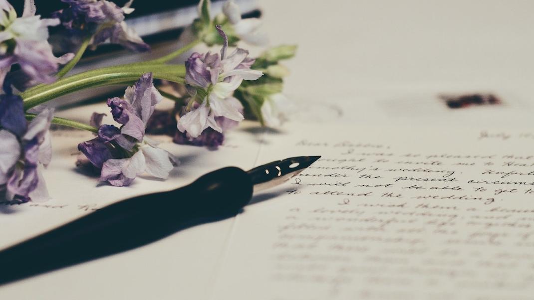 γράμμα με πένα και λουλούδια