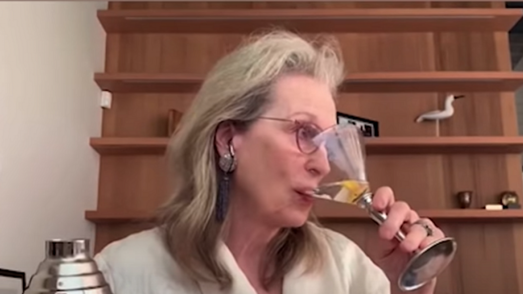 Η Μέριλ Στριπ πίνει κοκτέιλ