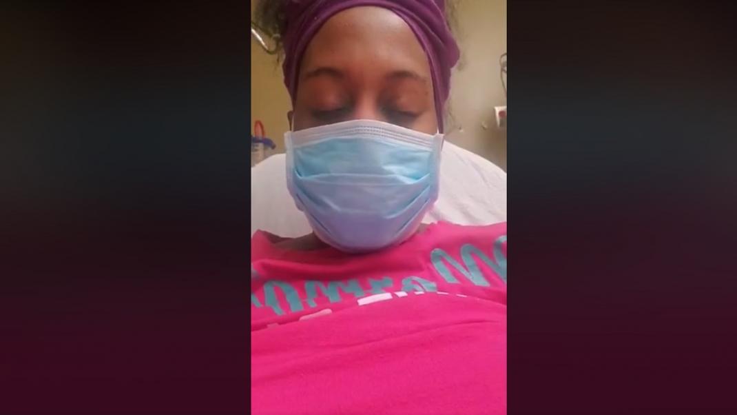 γυναίκα με μάσκα στο κρεβάτι νοσοκομείου