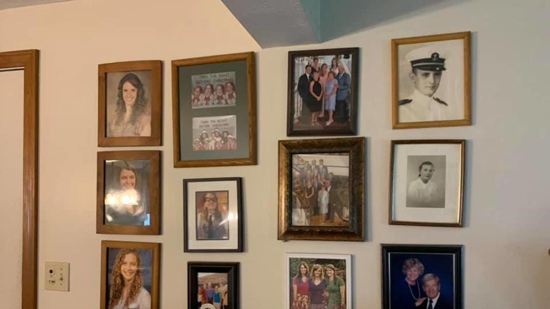 Οικογενειακές φωτογραφίες κρεμασμένες σε τοίχο σπιτιού 