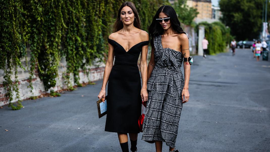 γυναίκες με φορέματα περπατούν στην εβδομάδα μόδας