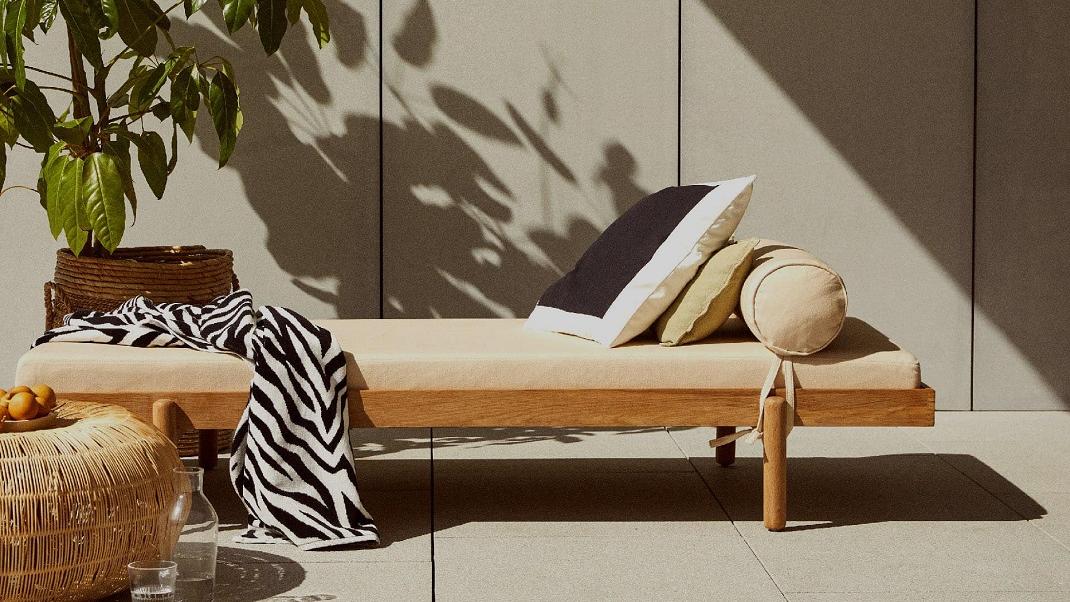 Καναπές με ριχτάρι από τα Zara Home