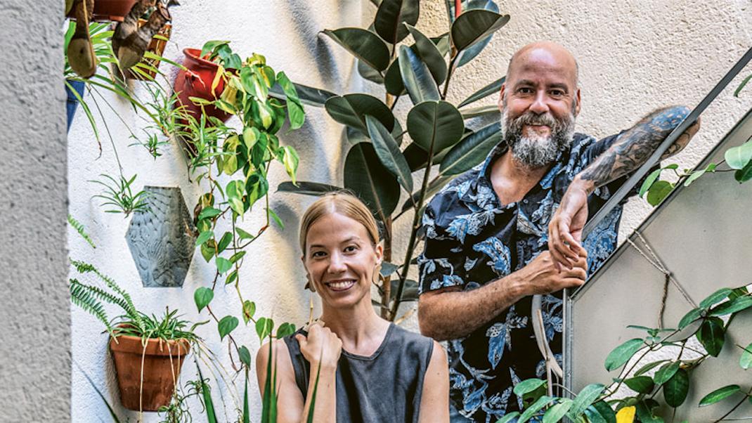 Ζευγάρι στη Βαρκελώνη με φυτά 