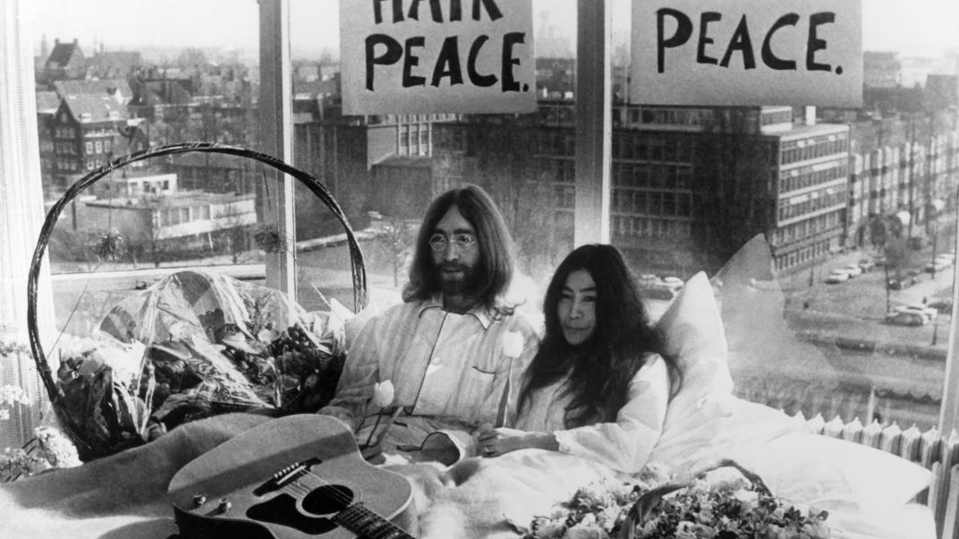 John Lennon Yoko Ono στο κρεβάτι 