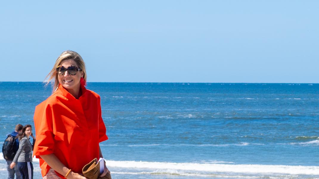 Η βασίλισσα Μάξιμα με πορτοκαλί ρούχα στην παραλία
