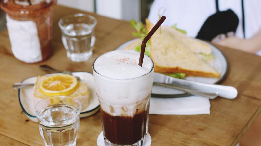 Παγωμένος καφές και πρωινό