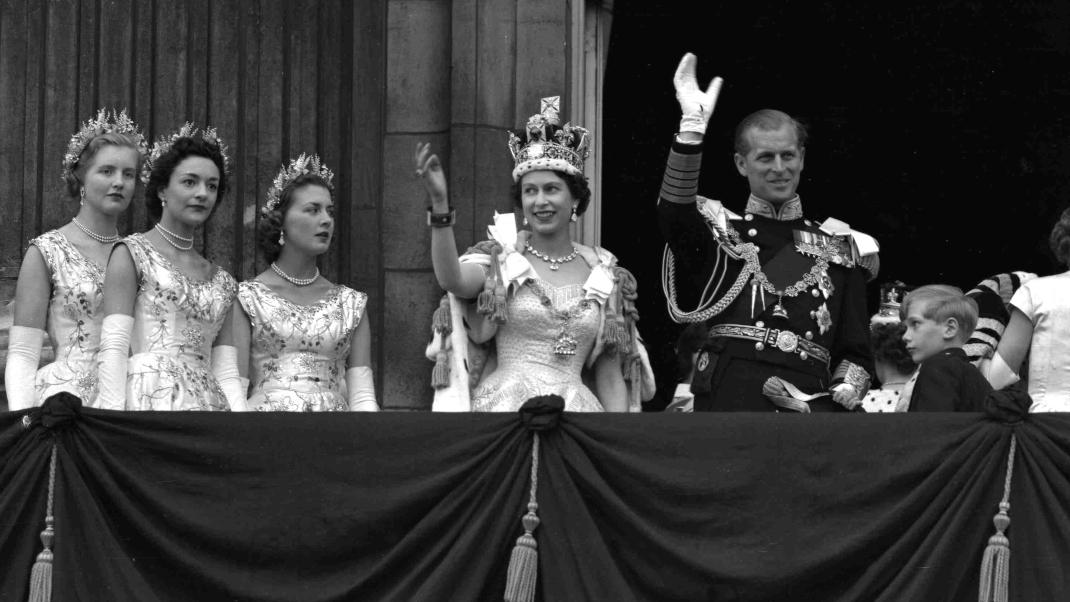 Βασίλισσα Ελισάβετ και Φίλιππος στο μπαλκόνι