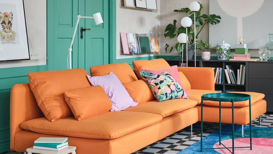 Πορτοκαλί καναπές στο σπίτι 