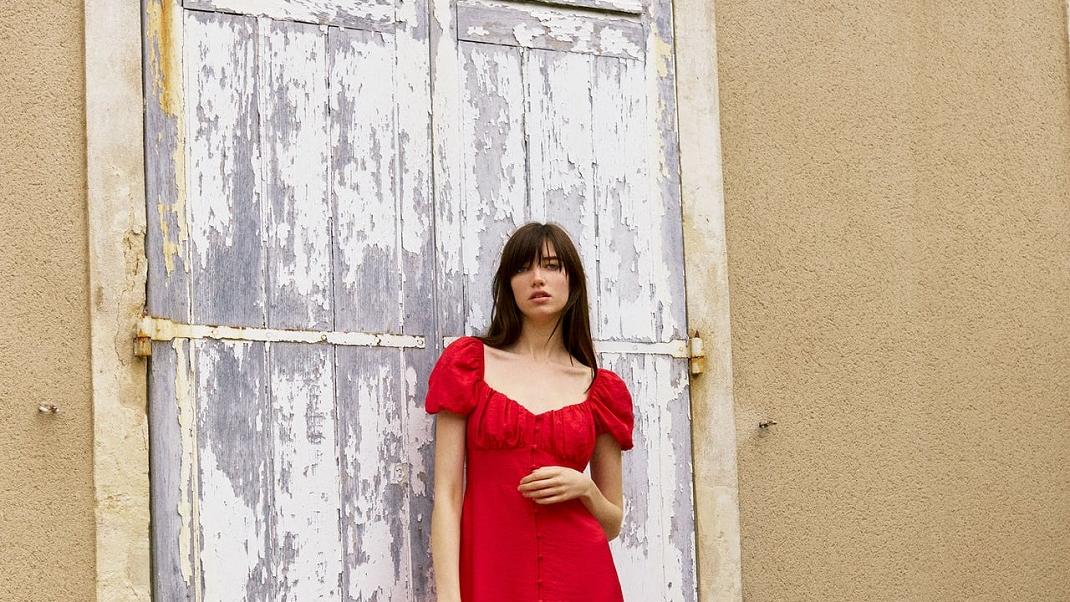 Γυναίκα με κόκκινο φόρεμα Zara