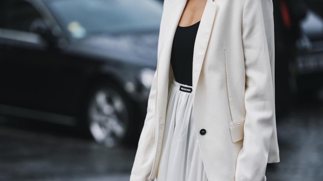 Λευκό σακάκι, μαύρο κορμάκι, λευκή πλισέ φούστα 