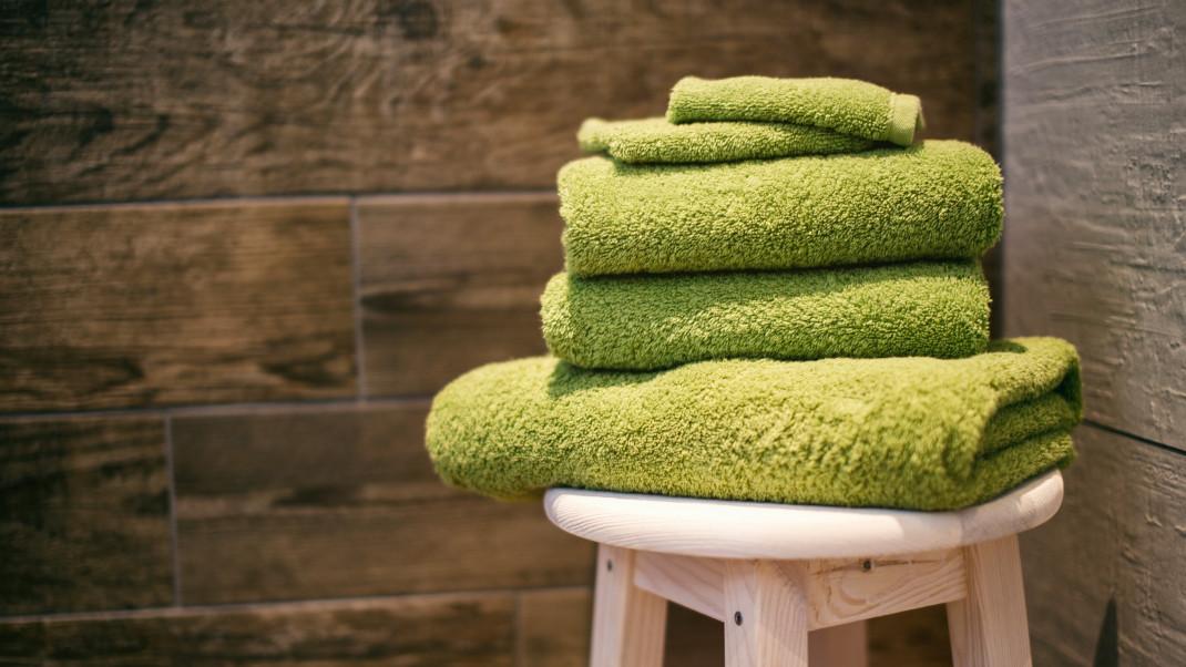 Πετσέτες πάνω σε σκαμπό