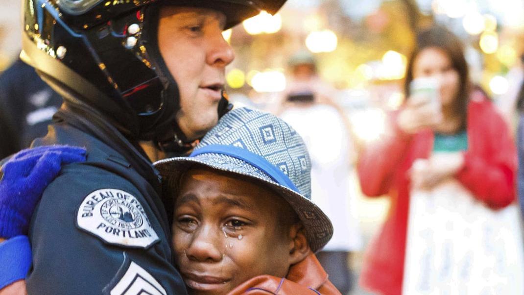 12χρονος Αφροαμερικανός αγκαλιάζει λευκό αστυνομικό