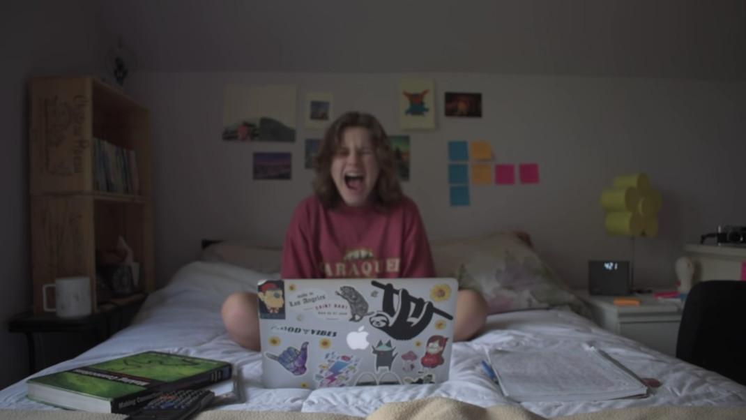 15χρονη ουρλιάζει φιλμ καραντίνας