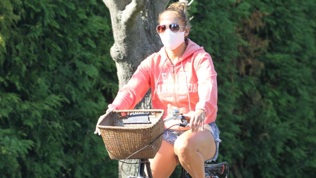 Η Τζένιφερ Λόπεζ κάνει ποδήλατο με μάσκα