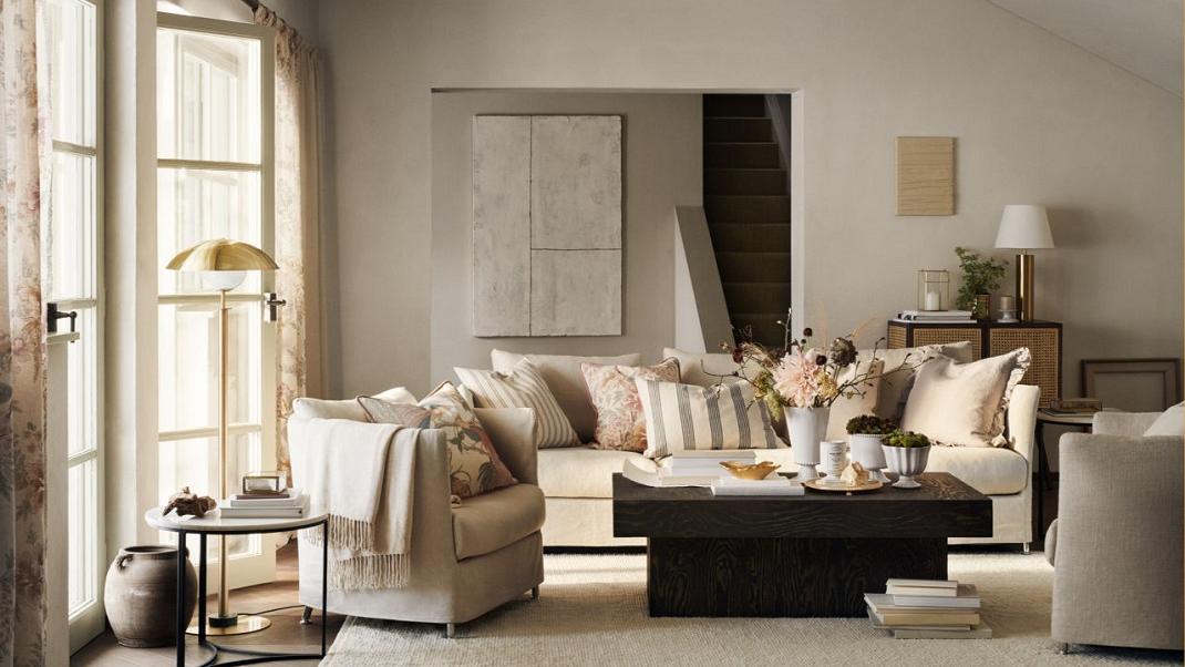 διακόσμηση σαλόνι καναπές τραπεζάκι από τα H&M Home