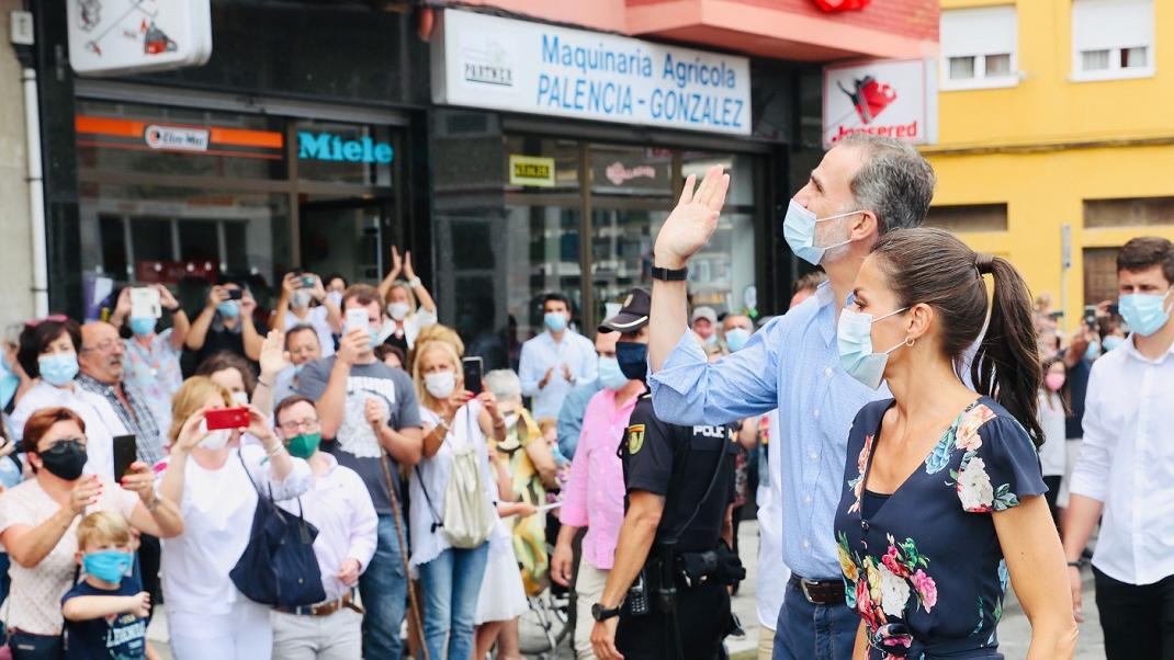 Η βασίλισσα Λετίθια με ολόσωμη φόρμα και ο βασιλιάς Φελίπε με μάσκα