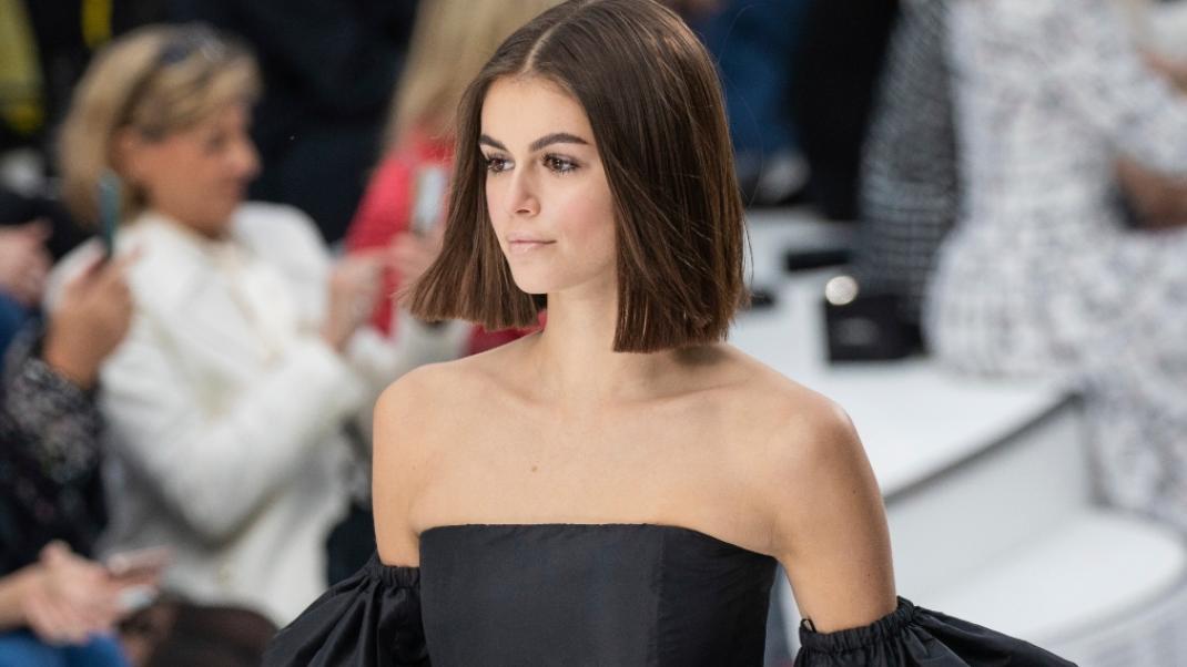 H Kaia Gerber ξεχωρίζει για το καρέ hairstyle της.