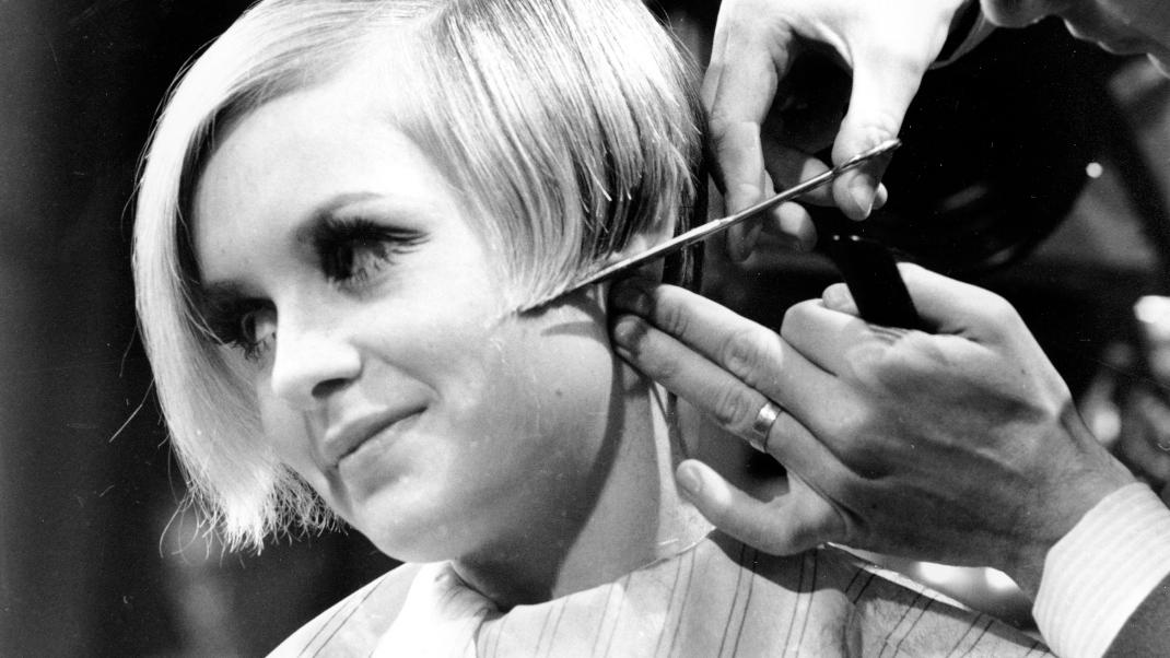 Η στιγμή που η Twiggy υιοθετεί το απόλυτο pixie hairstyle