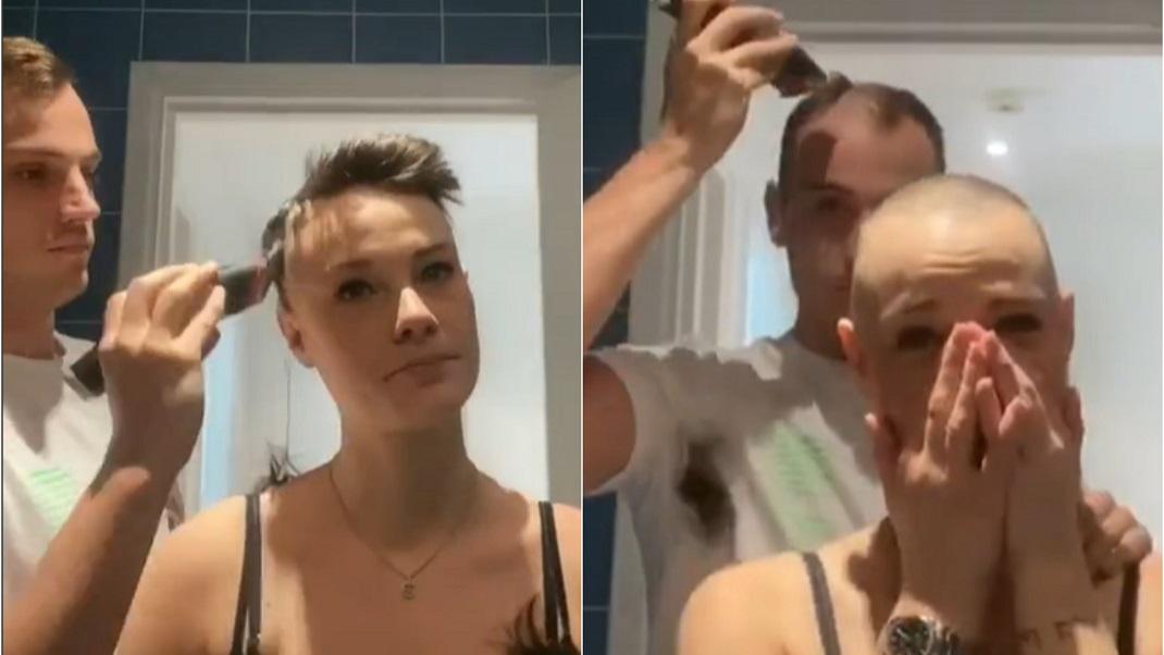 άνδρας ξυρίζει τα μαλλιά του