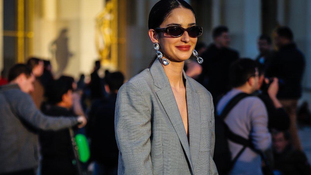  γυναίκα με σακάκι και γυαλιά στην εβδομάδα μόδας