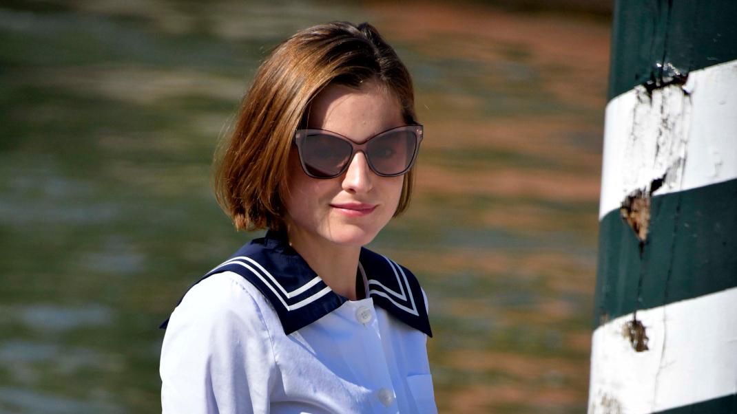 Emma Corrin με sailor collar 